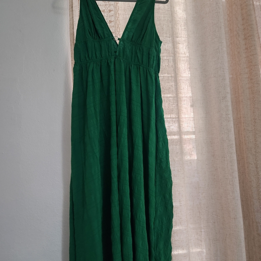 Green Ruched Maxi Dress with V-Neck for Wedding Guest